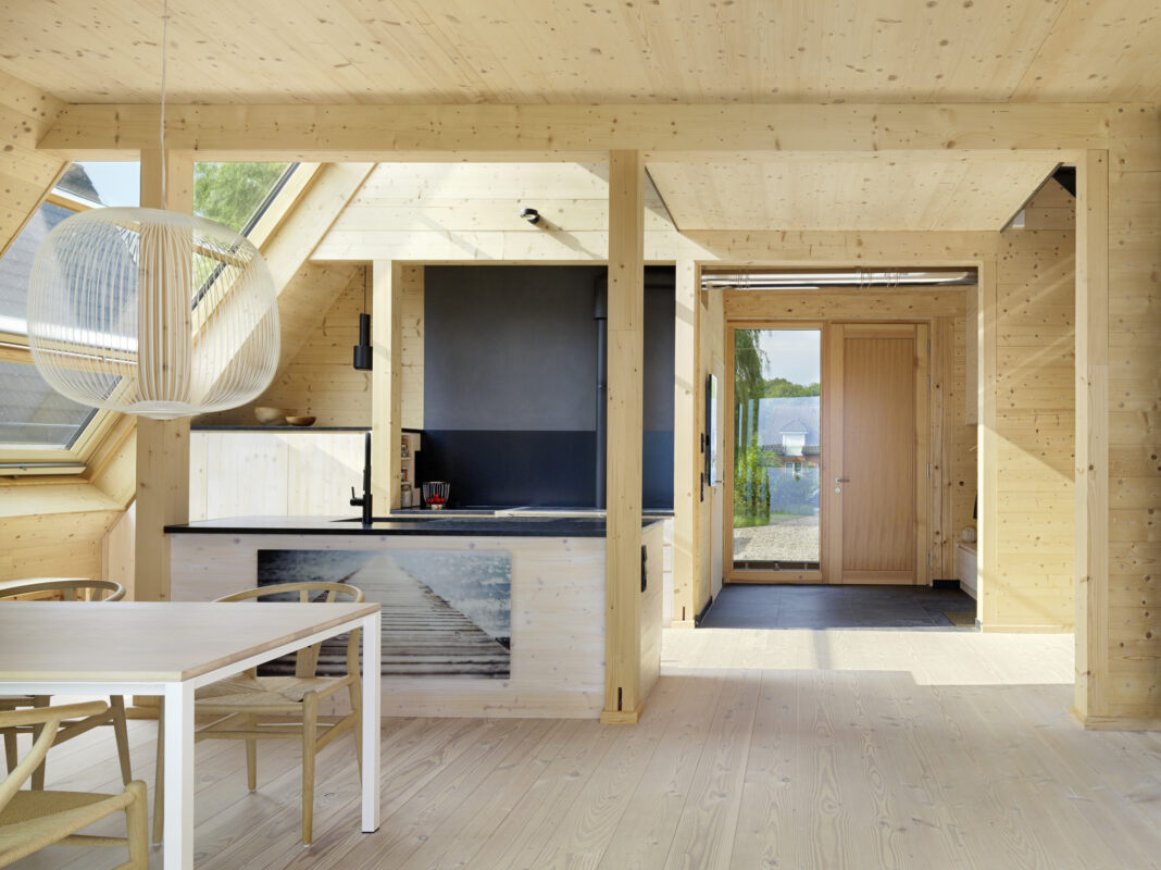 Modernes Holzhaus an der Schlei Innenansicht von Holzbau Mojen - Aussenansichten - Thoma Holz100 