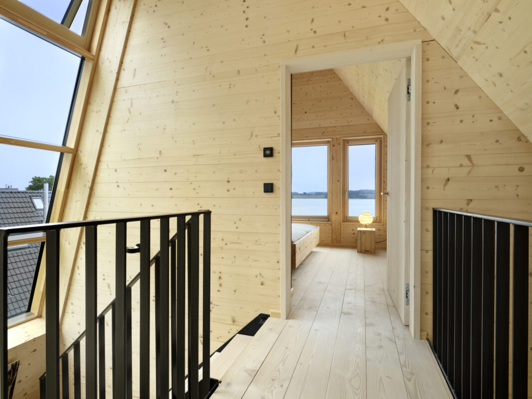 Modernes Holzhaus an der Schlei Innenansicht von Holzbau Mojen - Aussenansichten - Thoma Holz100 