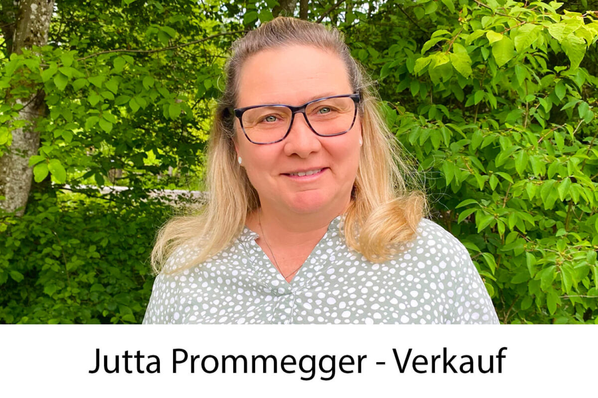 Portraitbild von Jutta Prommegger im Grünen. Sie ist Ansprechpartnerin der Firma Thoma im Bereich Verkauf. - Sie haben noch Fragen zu den Veranstaltungen? - Thoma Holz100