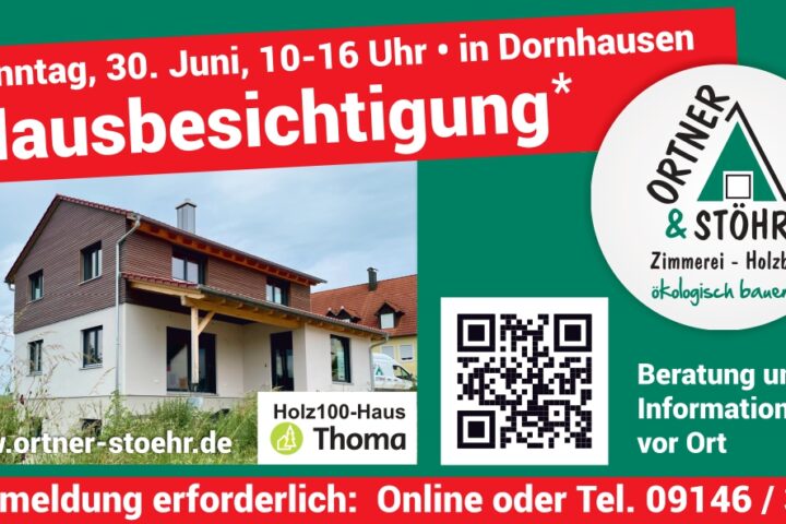 Eventankündigung Hausbesichtigung. Neben dem Besichtigungsobjekt ist außerdem das Logo der Firma Thoma, das Logo des Partnerunternehmens Ortner & Stöhr, sowie ein QR Code zur Anmeldung abgebildet. - Hausbesichtigung - Thoma Holz100