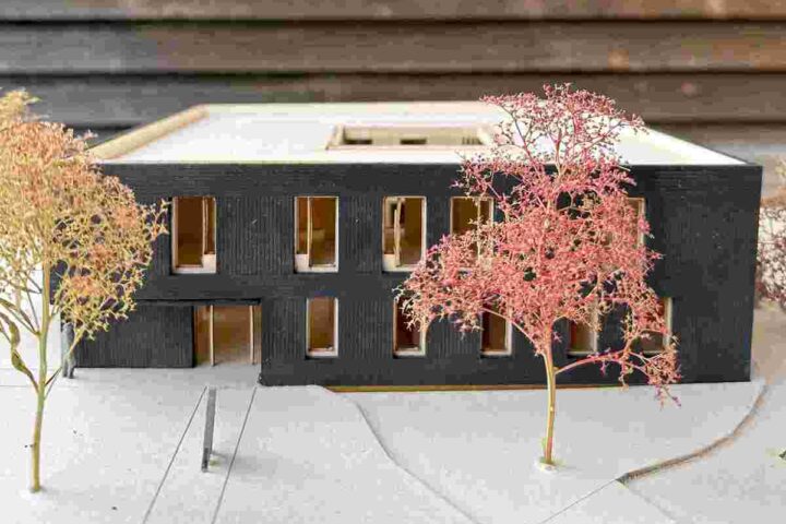 Das Bild zeigt das das Modell eines Rohbaus eines Holzhauses. Es wird im Kontext einer Rohbaubesichtigung des Thoma Partners Holz100 Bayern verwendet. - Rohbaubesichtigung in Abensberg - Thoma Holz100