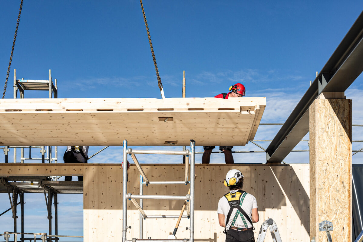 Europas erstes Klinikgebäude in Massivholzbauweise - Thoma Holz100 