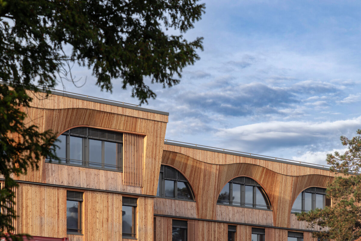 Europas erstes Klinikgebäude in Massivholzbauweise - Thoma Holz100 