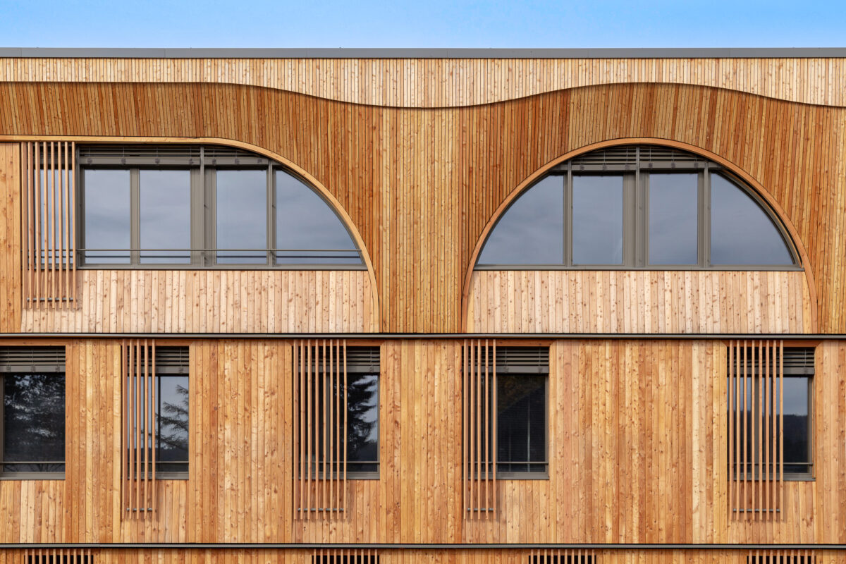 Europas erstes Klinikgebäude in Massivholzbauweise - Thoma Holz100 