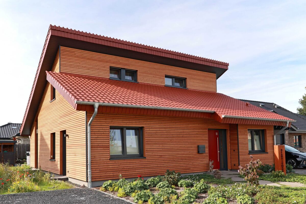 Außenansicht eines großzügigen Einfamilienhauses. DIe gesamte Außenfassade besteht aus Holz100 Elementen der Firma Thoma. - Zimmerer-Profibau GmbH - Thoma Holz100 