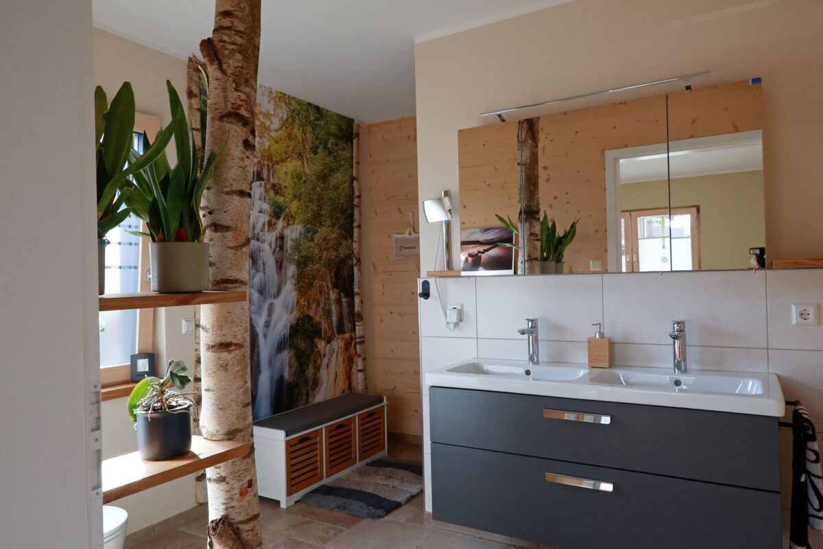 Gemütliches Badezimmer aus Holz100 in einem Einfamilienhaus. Einige Wandelemente und auch die Dekoelemente sind aus Holz. - Zimmerer-Profibau GmbH - Thoma Holz100 