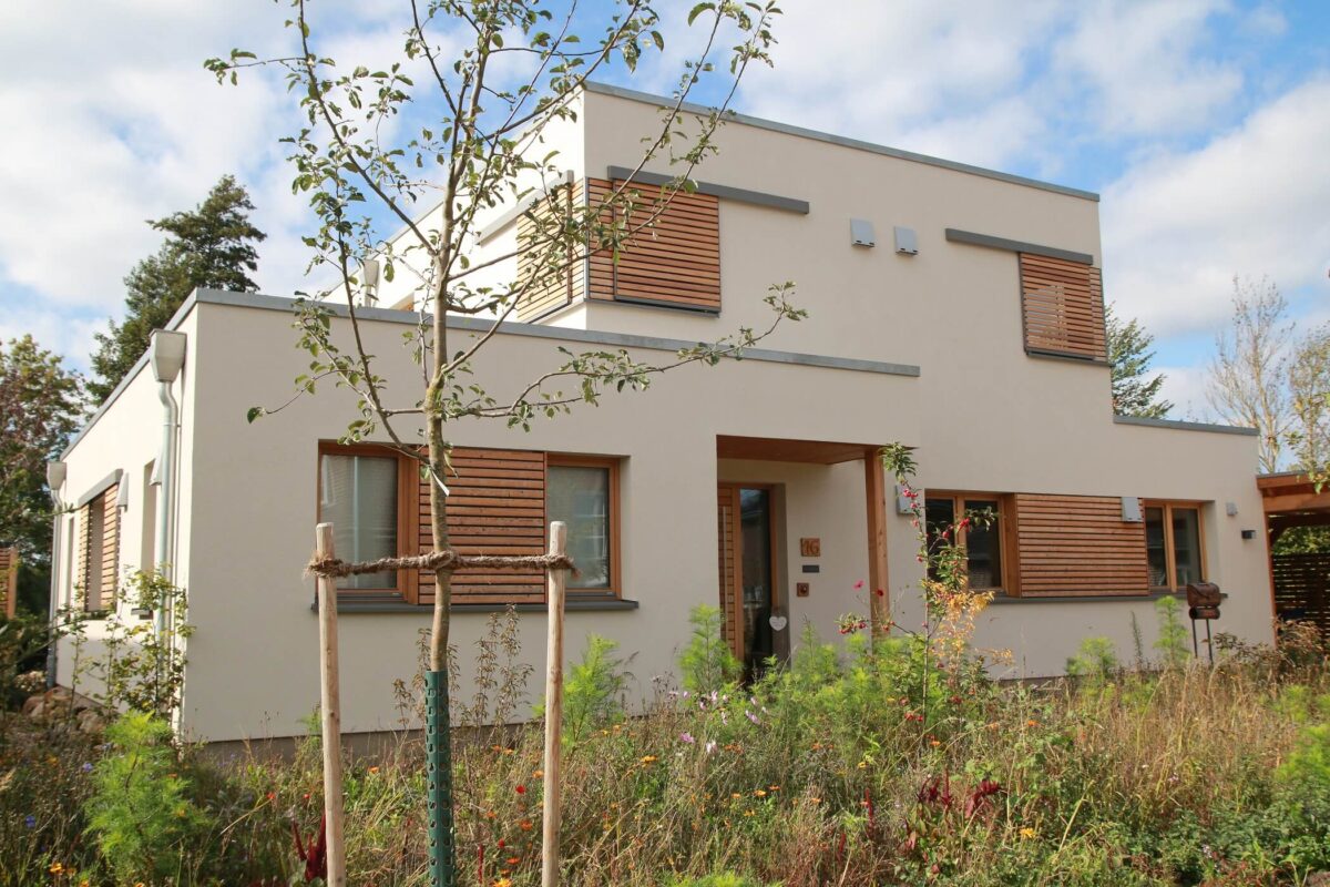 Außennsicht eines Einfamilienhauses. Teile der Außenfassade wurden mit Holz100 Elementen der Firma Thoma gebaut. - Zimmerer-Profibau GmbH - Thoma Holz100 