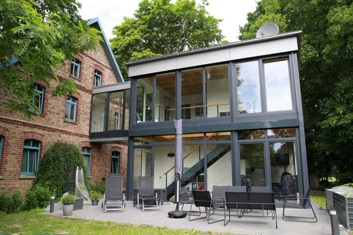 Moderner, heller Anbau mit vielen Fenstern. Das Objekt ist eine Referenz des Thoma Partners Zimmerer Profibau. - Zimmerer-Profibau GmbH - Thoma Holz100 