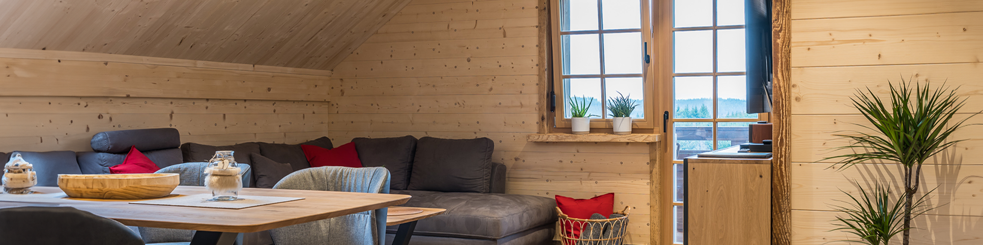 Holz100 Ferienwohnung Schmalzenhof. Das Bild wird im Kontext Probewohnen verwendet. - Holz100 Ferienwohnung - Naturverbundenheit trifft Vier-Sterne-Komfort - Thoma Holz100