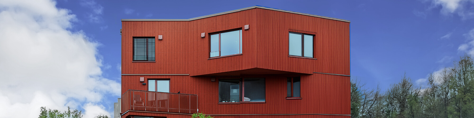 Das Bild zeigt den Anbau eines Mehrfamilienhauses als Referenz für die Firma Thoma. Die Fassade besteht aus Fichte. - Mehrfamilienhaus Anbau Zimmerei Soulier - Thoma Holz100