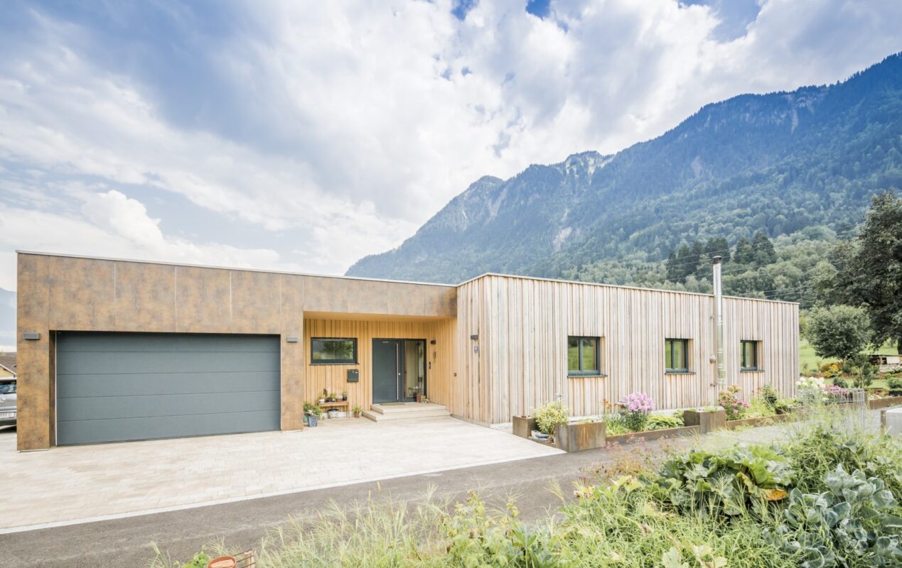 Feuerstein Bungalow Aussenansicht - Ein gesundes Wohnklima im Vollholz Bungalow - Thoma Holz100 