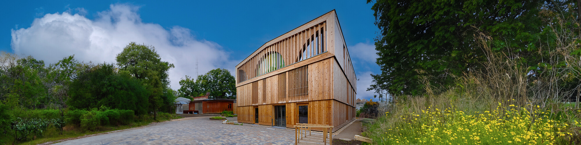 Außenansicht des Heilmittellabors Arlesheim als Referenz für Objektbauten der Firma Thoma. - Heilmittellabor in der Schweiz - Thoma Holz100