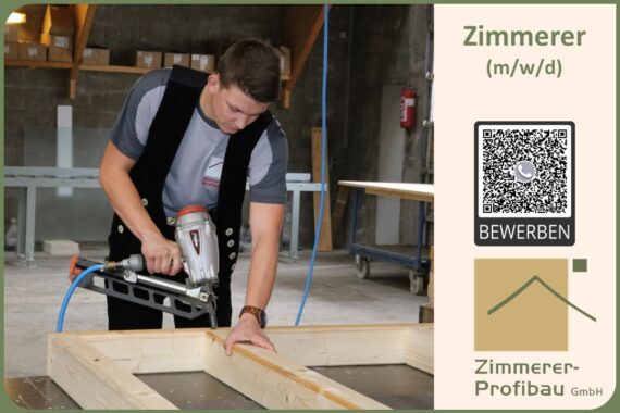 Das Bild zeigt einen Zimmerer der Firma Zimmerer Profibau bei der Arbeit. Neben der Stellenbeschreibung und dem Logo des Unternehmens wurde außerdem ein QR Code in dem Bild integriert. - Interesse an einem Job bei uns ? - Thoma Holz100