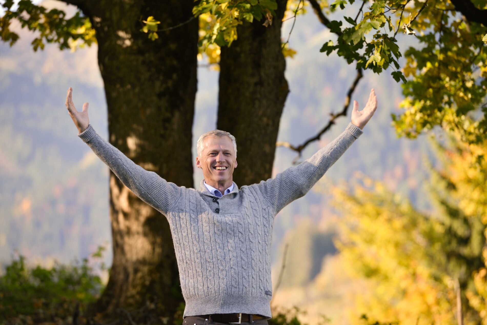 Das Bild zeigt Erwin Thoma in einer Herbstlandschaft. Das Bild wird im Kontext seiner Vortragsreihe Der Weg des Kirschbaums verwendet. - Live Vorträge - Thoma Holz100